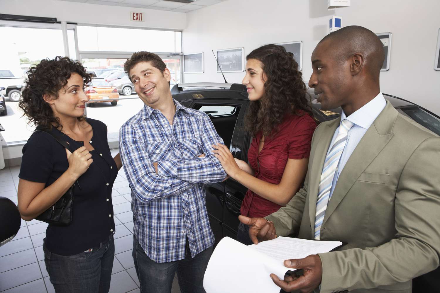 A customer-facing conversation between a family and a sales advisor